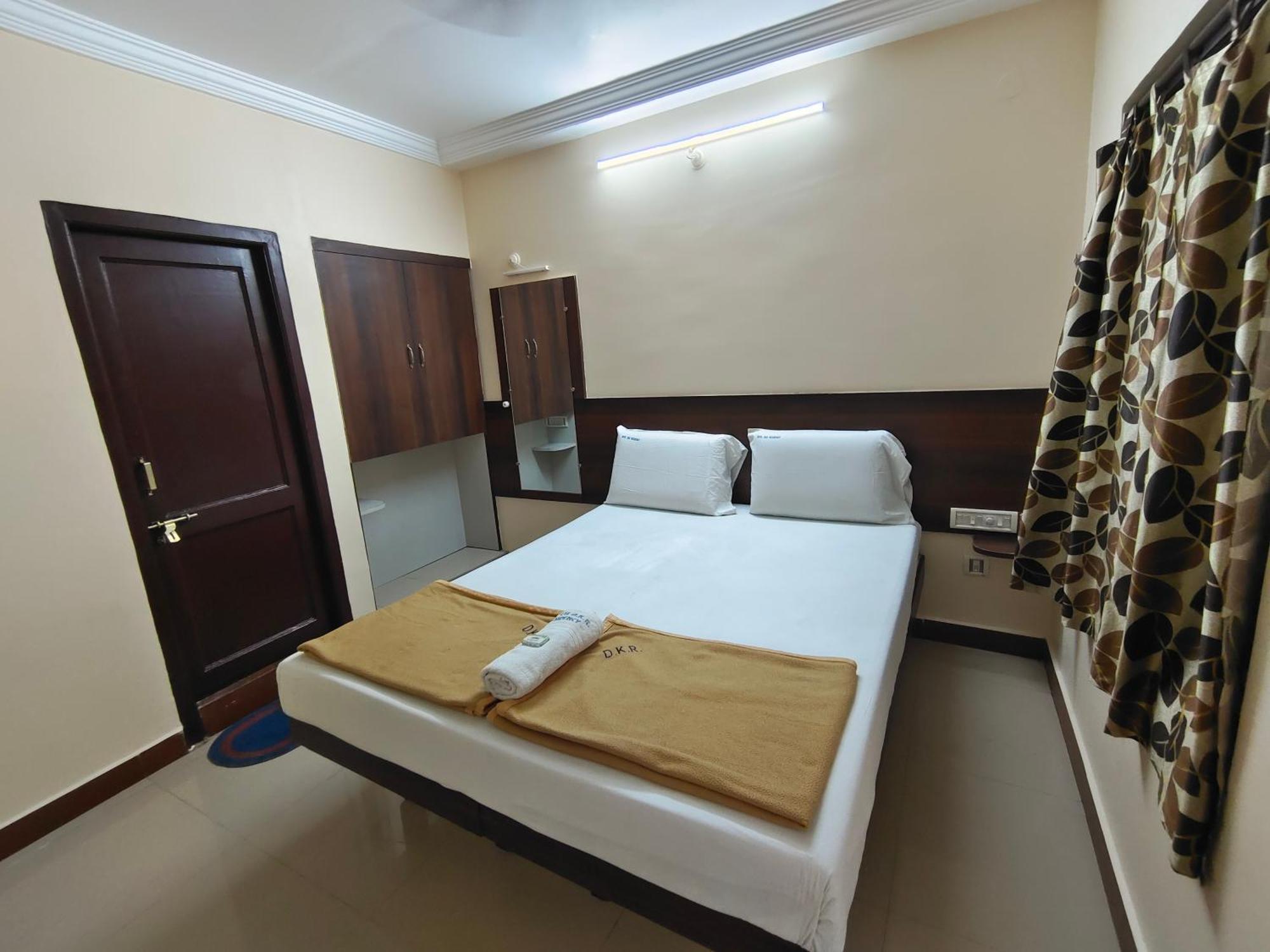 Hotel Dkr Residency Тирупати Номер фото